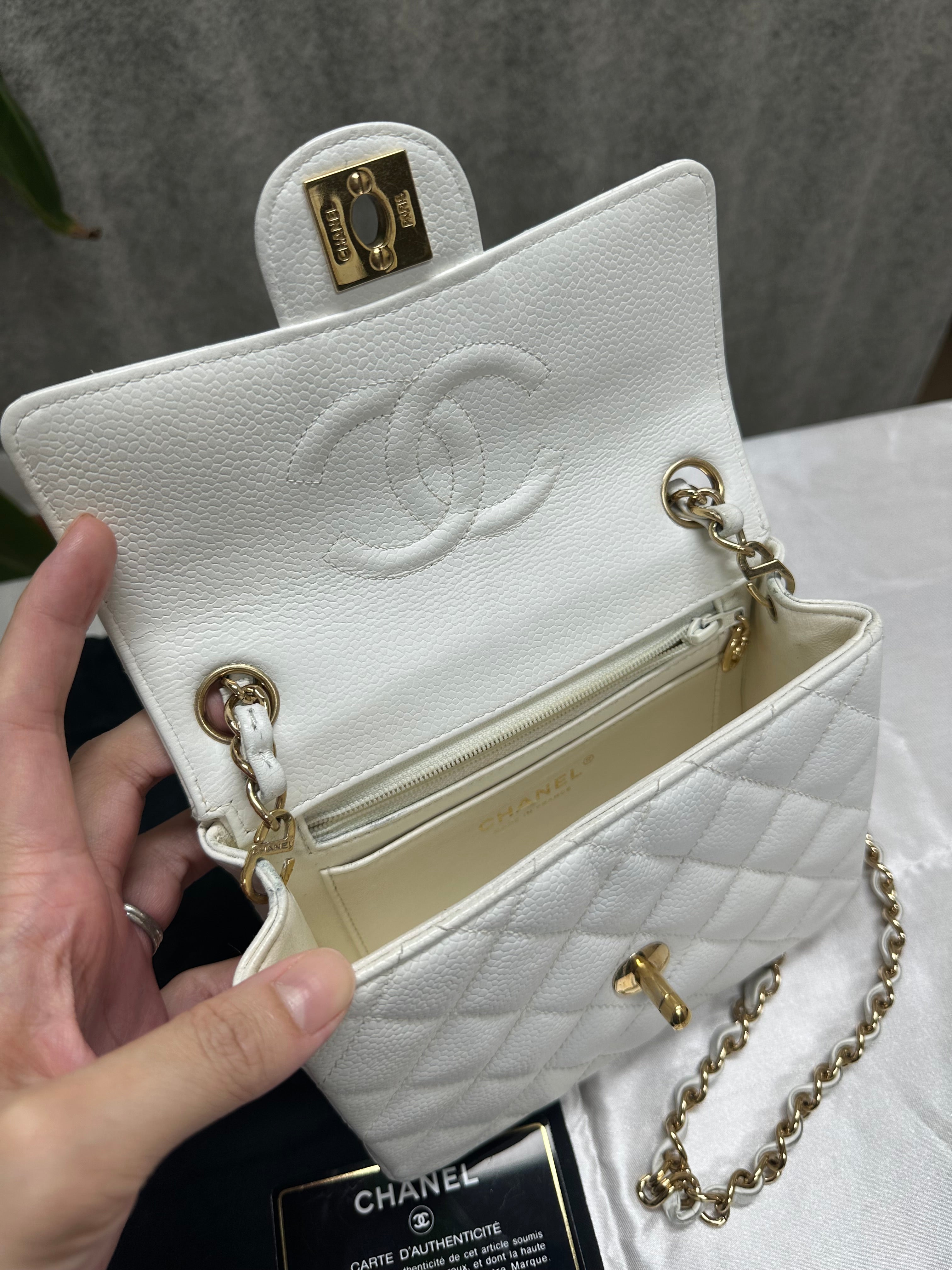Chanel vintage mini square 17 cm white x ghw caviar, - Luxnicy
