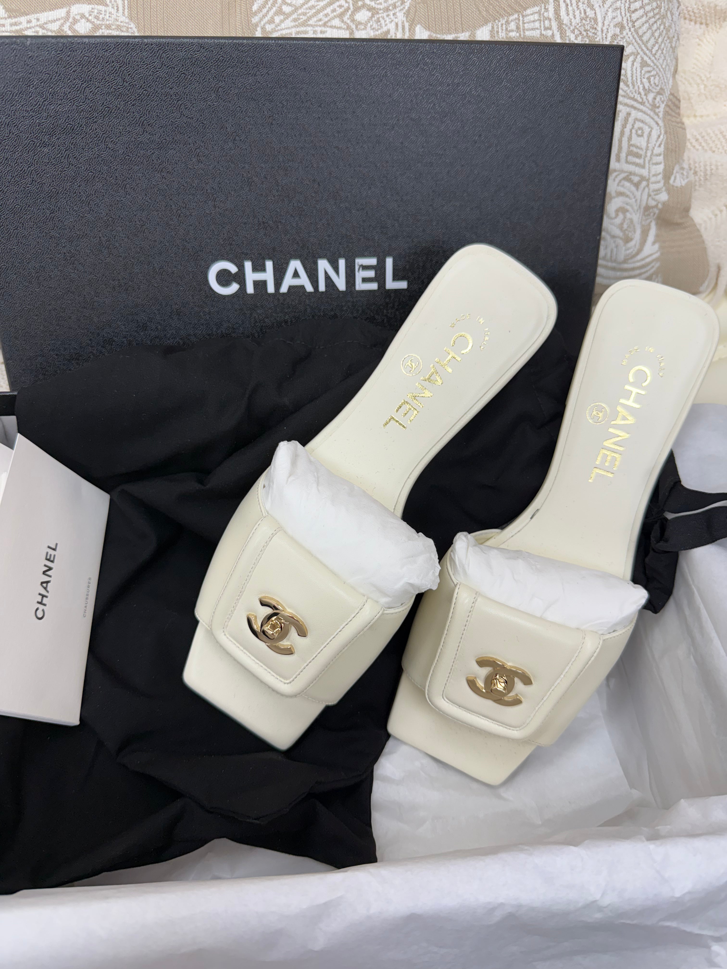 Chanel 26C White Sandals G47213